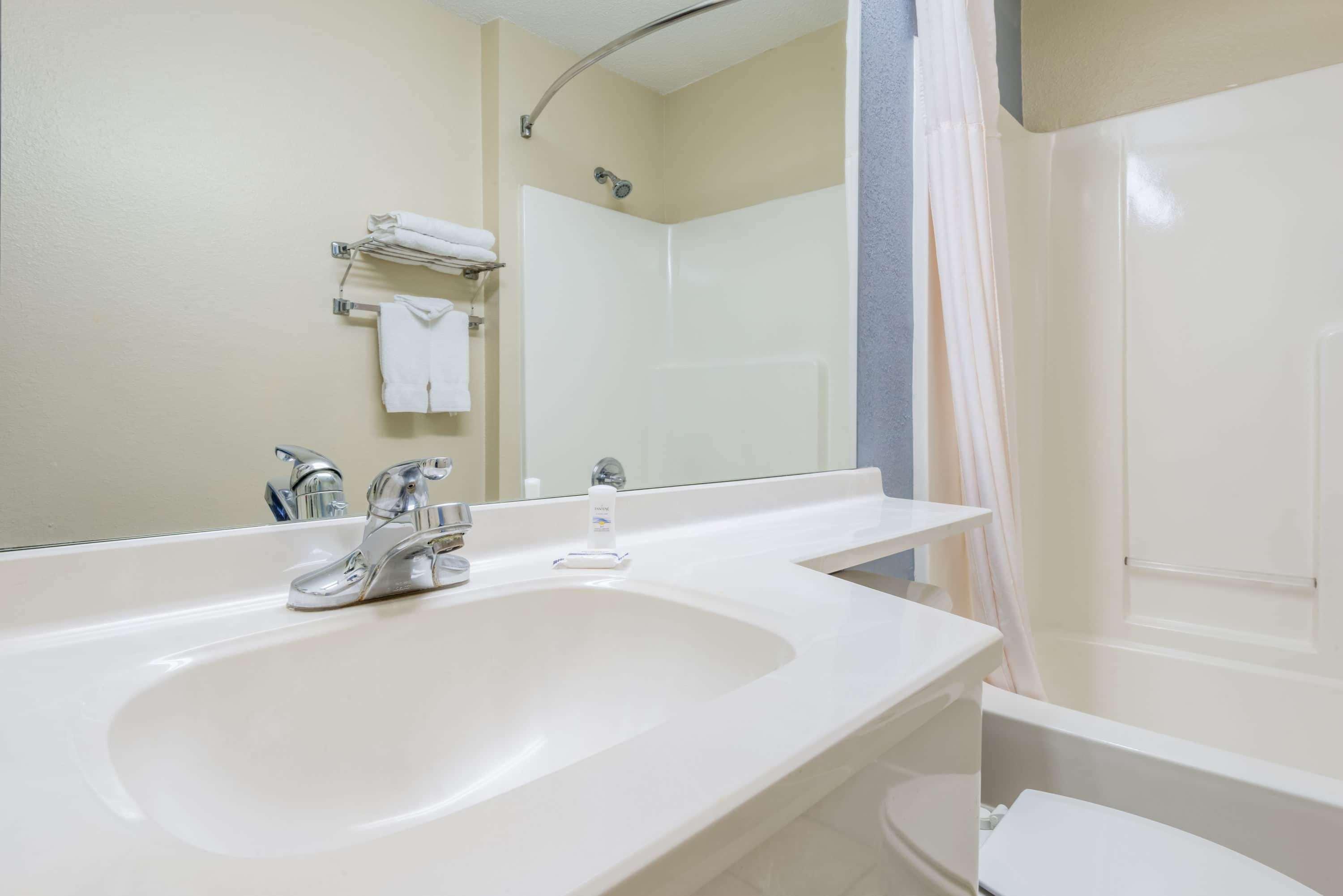 Microtel & By Wyndham Kansas Airport Hotel