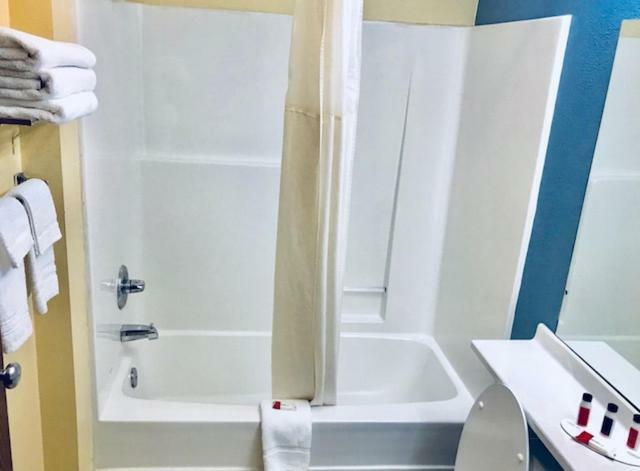 Microtel & By Wyndham Kansas Airport Hotel 2*