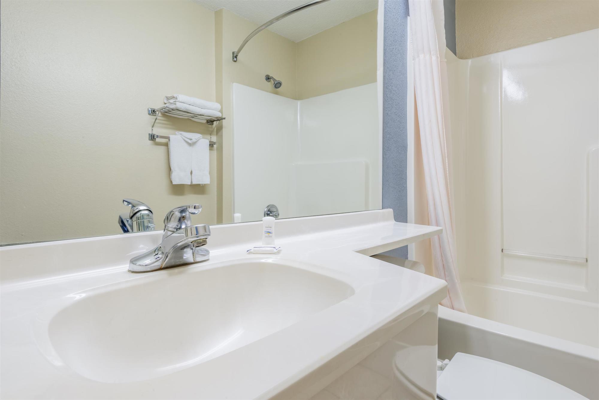 Microtel & By Wyndham Kansas Airport Hotel