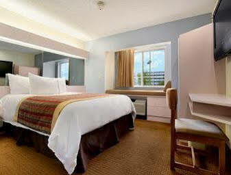 Microtel & By Wyndham Kansas Airport Hotel 2*